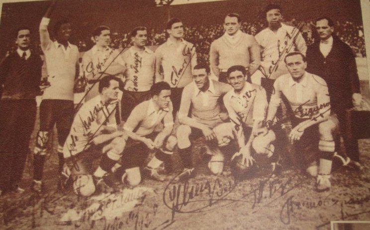 Рене Борхас сидит третьим